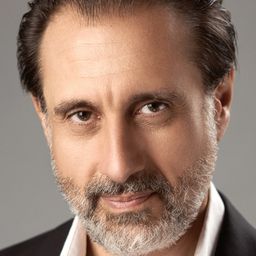 Mikhail Basmadjian 飾演 Marcellino Lentini