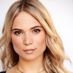 Katelyn Pippy 飾演 Erin