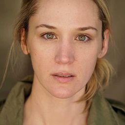 Milly Sanders 飾演 Cynthia