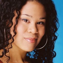 Nicole Stamp 飾演 Maude