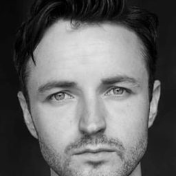 Kevin Mains 飾演 Les