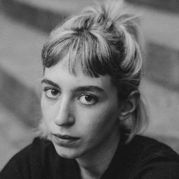 Ainara Elejalde 飾演 Pilar