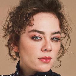 德梅特·埃夫賈 飾演 Solmaz