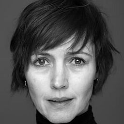 Petronella Barker 飾演 Anne Britt