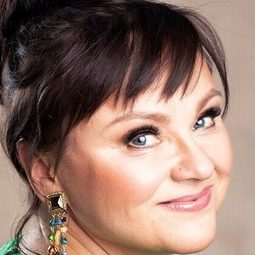 Anna-Leena Sipilä - 家路演員 飾演Sairaanhoitaja