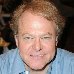 Greg Travis 飾演 Detective Travis