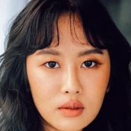 達麗娜·布翁楚 飾演 Chom