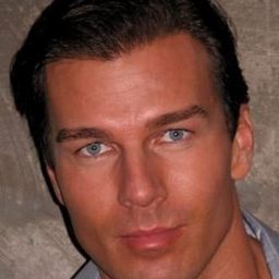 Robert Amstler 飾演 Frontiersman