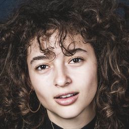 妮娜布隆加登 飾演 Maya