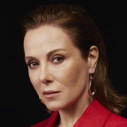 朱荷·歐柴 - 做自己萬歲演員 飾演Nevra Kültür