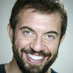 Rosario Lisma 飾演 Mimmo Casà