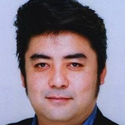 亀山忍 飾演 