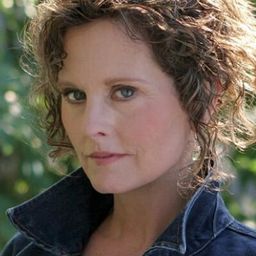 Caitlin O'Heaney 飾演 Emma