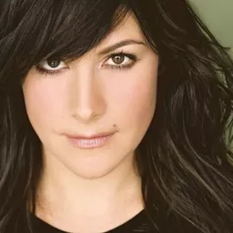 Kim Hamilton 飾演 Warrior Kim