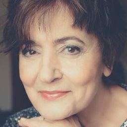 Despina Pajanou 飾演 PLO-Offizier