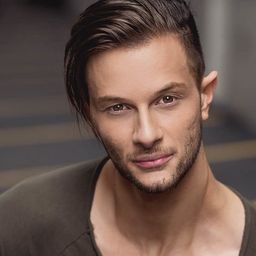 Adam Ovadia 飾演 Van Zadelhoff