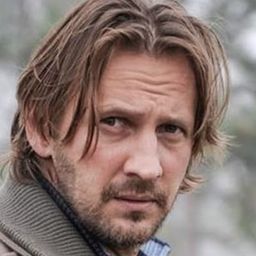 Bodgan Farcas 飾演 Flanagan