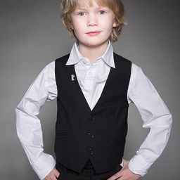 Georg Arms - 極權歌星演員 飾演junger Gundermann