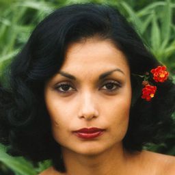 Shakira Caine 飾演 