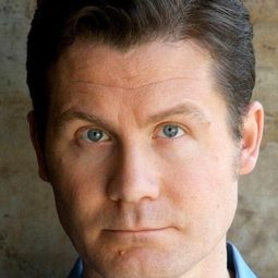 Ian Shaw 飾演 Reverend Davis