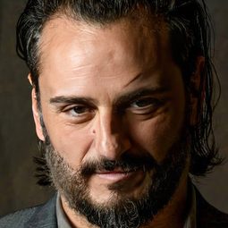 艾斯雅依薩迪亞 - 萬千痛愛在一身演員 飾演Alberto Crespo