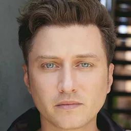 Keram Malicki-Sánchez 飾演 Frank