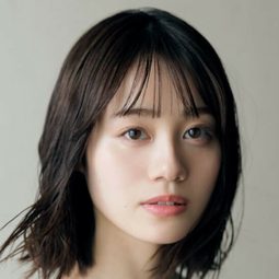 伊藤美來 飾演 Kokoro Tsurumaki (voice)