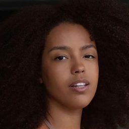 海雅娜·金尼斯 飾演 Betina