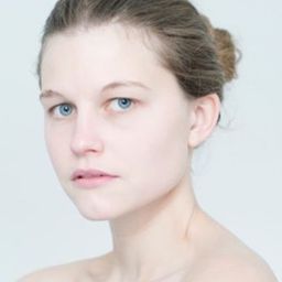 Helena Coppejans 飾演 Anne