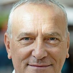 西門·葛瑞爾 飾演 Captain Barnacles (voice)