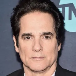 尤爾·瓦斯克斯 - 鐵馭神兵演員 飾演Lawrence Kollock