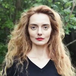 Olivia Csiky Trnka 飾演 Strange Young Woman