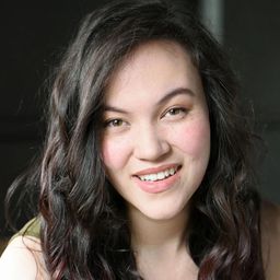 Rhianna DeVries 飾演 