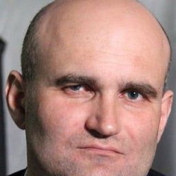 Mikhail Konovalov 飾演 