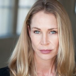 Kathleen Kinmont 飾演 Katherine Pierce