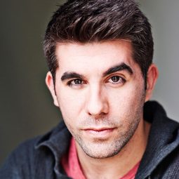 Simon Lipkin - 槲寄生農場的驚奇聖誕演員 飾演Louis Drake