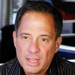 Harvey Levin 飾演 Self - Host, TMZ (archive footage)
