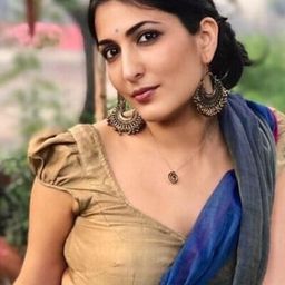 Eisha Chopra 飾演 Started candle march