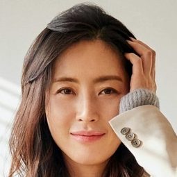 宋允兒 飾演 Professor Song