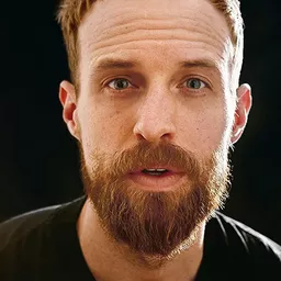 亞當·大衛·湯普森 飾演 Kyle