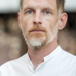 David White 飾演 Ben