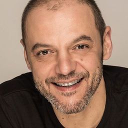 Óscar Zafra 飾演 Jefe