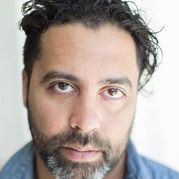 西恩·艾姆辛 - 聖誕家族演員 飾演Elf Serge