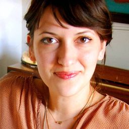 Lydia Hyslop 飾演 Photo Model