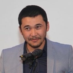 Erkebulan Dairov 飾演 Mustafa Shokay