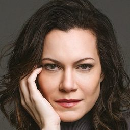 荷米拉·蓋德斯 飾演 Darlene