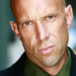 Matthew Rimmer 飾演 Alcoholic #2