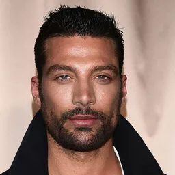 西蒙·蘇辛納 飾演 Maks