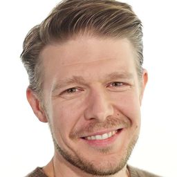 Nikita Efremov 飾演 Bob