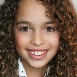 Mya-Lecia Naylor 飾演 Moore's daughter